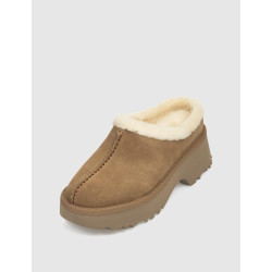 ZUECO UGG NEW HEIGHTS COZY CLOG CUERO