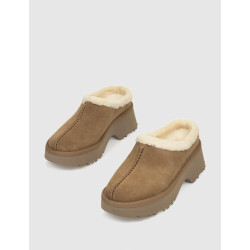 ZUECO UGG NEW HEIGHTS COZY CLOG CUERO