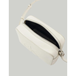 BOLSO CALVIN KLEIN SCULPTED CAMERA BAG DEBOSS BLANCO