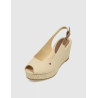 SANDALIA TOMMY HILFIGER ICONIC ELBA SLING BACK WEDGE CÁMEL